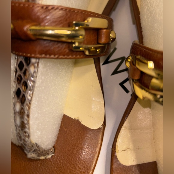 Nine West cognac brown thong sandals; gold hardware; very pretty - Picture 5 of 16